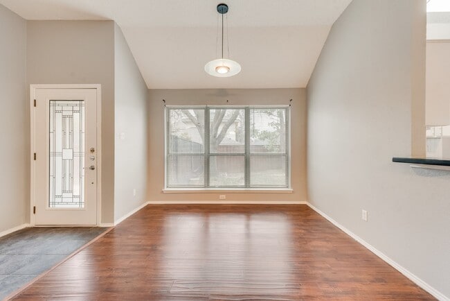 Foto del edificio - Garden haven 3 bed 2 bath home in H-E-B school district