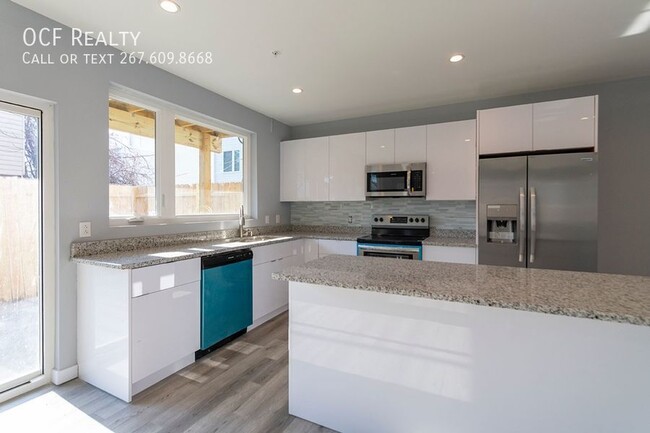 Building Photo - Three Bed Temple Apartment