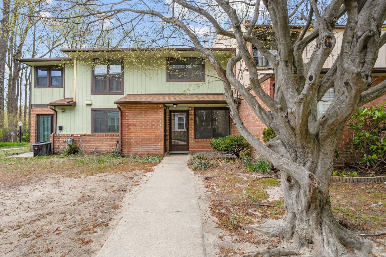 Primary Photo - 2211 Greenwood Dr
