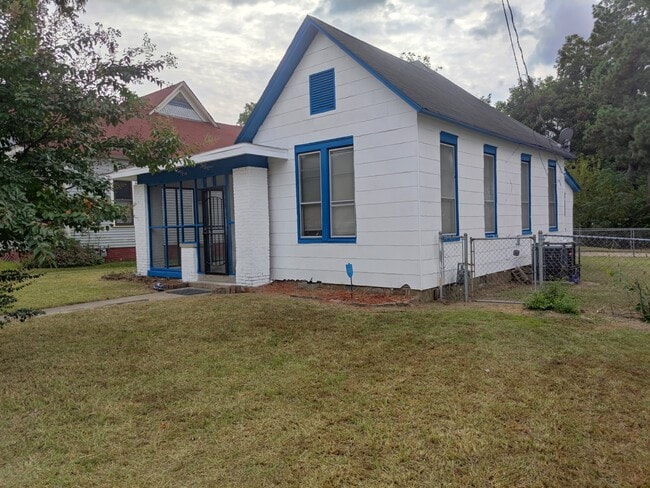 Building Photo - 1421 Willow St