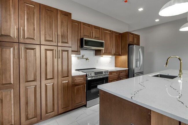 Building Photo - 670 Main St