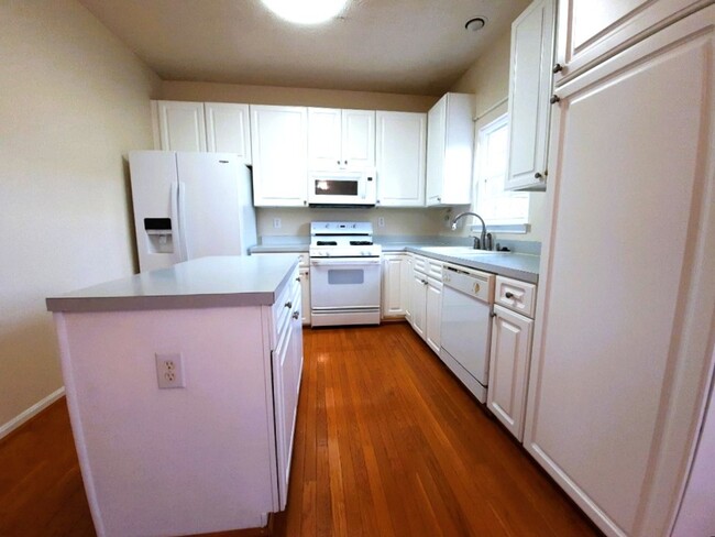 Building Photo - Rarely Available Hunters Run Townhome in C...