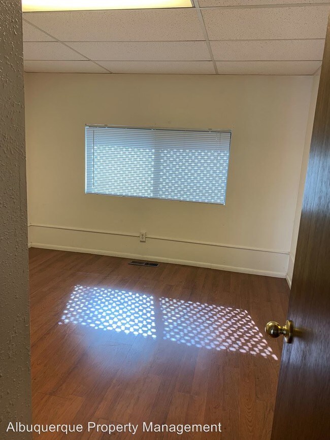 Building Photo - 1 br, 1 bath Apartment - 310 University SE