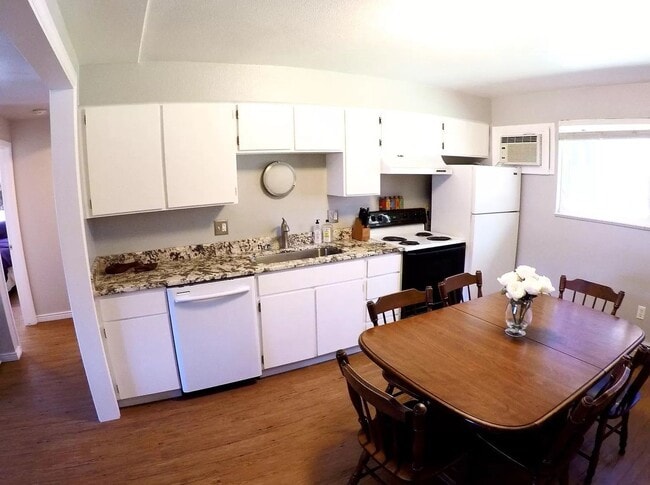 Building Photo - Updated 2BD, 1BA Apartment, Walking Distan...
