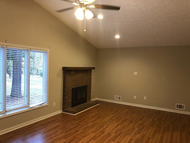 Building Photo - 3/2 Ranch w/ Large 2 Car Garage and Fenced in Backyard on Private Cul-De-Sac!