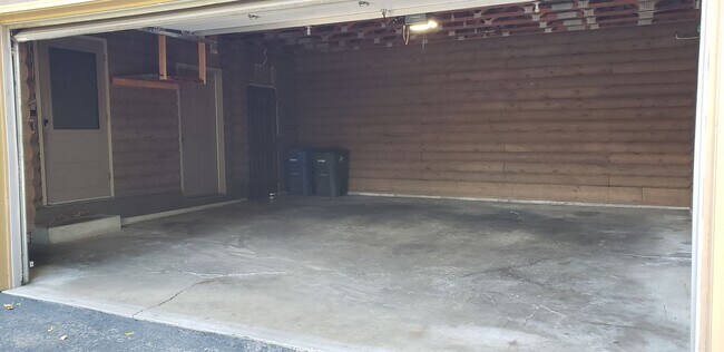 Building Photo - Log Cabin - Spacious 3 bedroom 2.5 bath Home