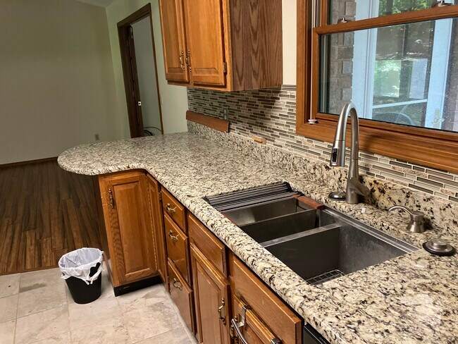 Kitchen/dining room - 121 Lake Ln