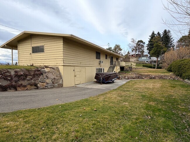 Foto del edificio - Country like setting! Spacious 3+ bed/ 1.5 bath house with garage, large yard, private deck and a...