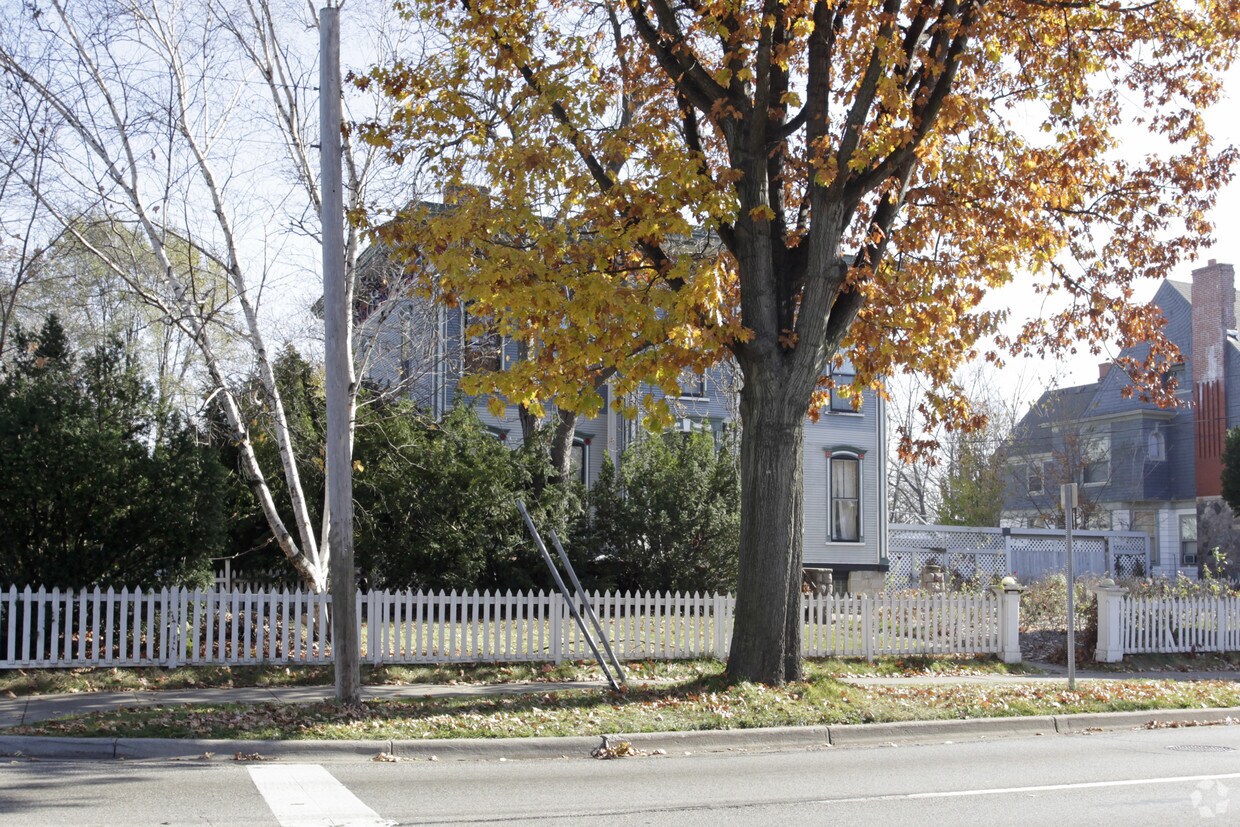Building Photo - 805 S Park Pl