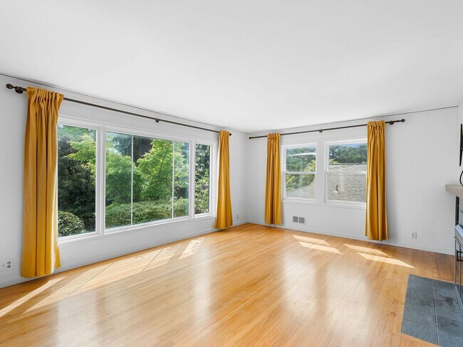 Foto del edificio - Sprawling 6 bed / 3.5 bath Home in Hillsda...