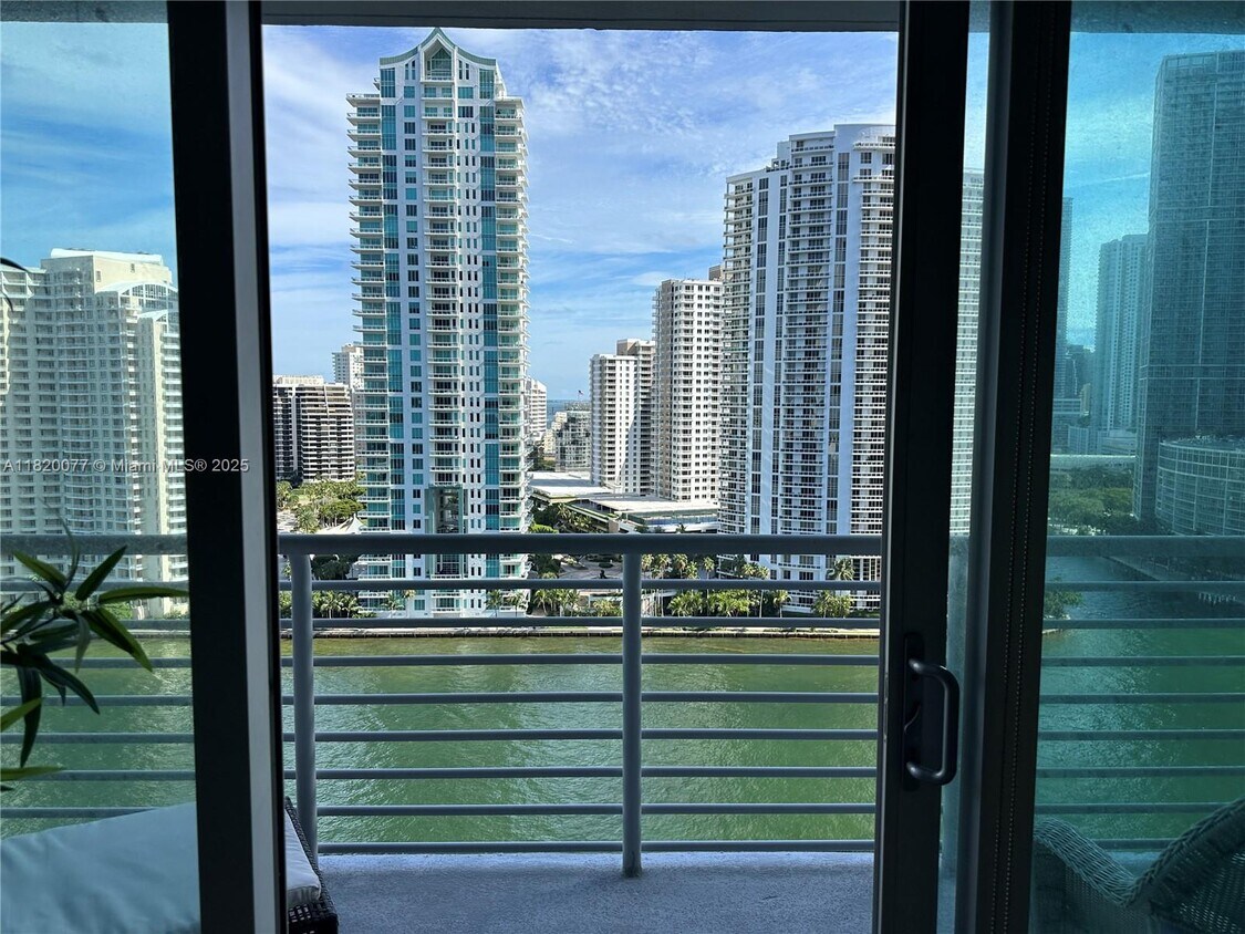 Foto principal - 325 S Biscayne Blvd