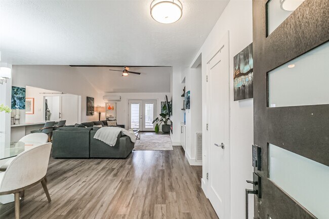 Foto del edificio - 6102 Lymbar Dr