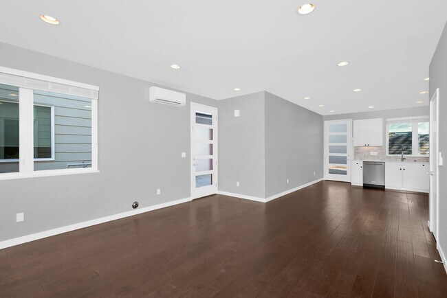 Building Photo - 3 Bedroom Modern Beacon Hill Townhouse - A...