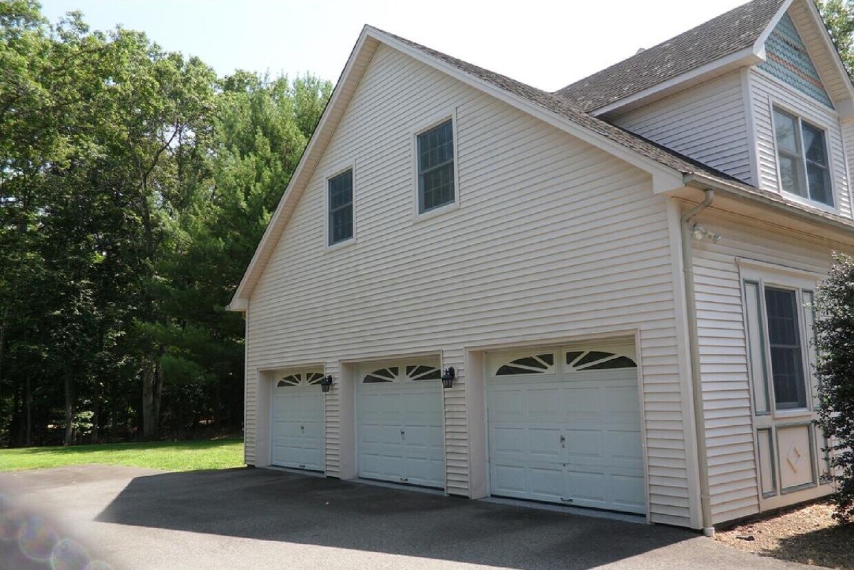 Building Photo - 765 Colonial Rd