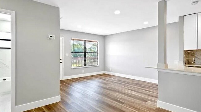 Foto del edificio - 10055 Winding Lake Rd