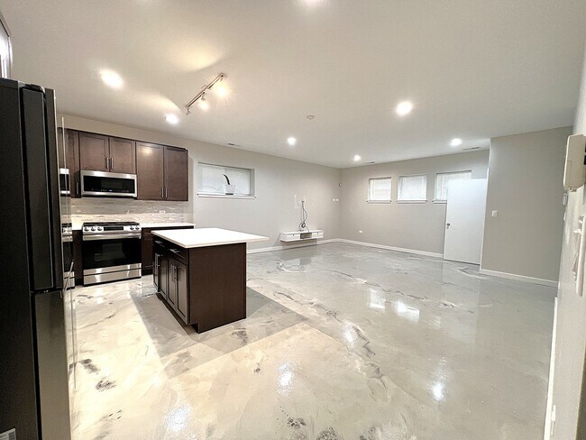 Foto del edificio - 4853 W Nelson St