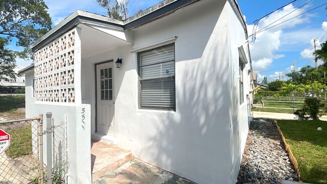 Foto del edificio - 3 Bed/ 1 Bath Home In West Palm Beach - Av...