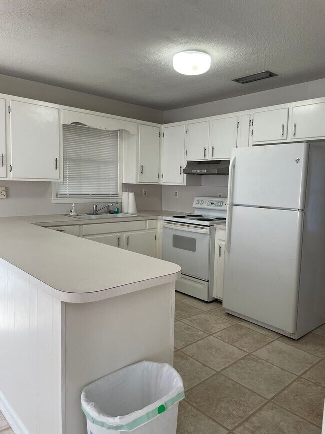 Foto del edificio - Charming Winter-Ready Home – Yours for $1,825/mo