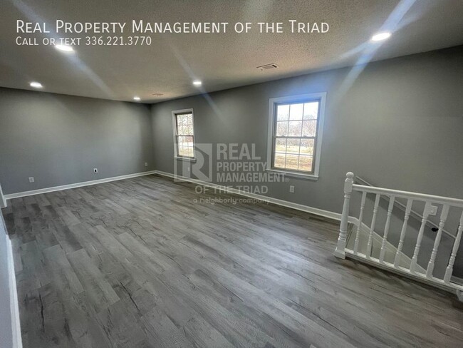 Building Photo - Rare Find 3bd/3ba + Bonus Room Home in Kin...