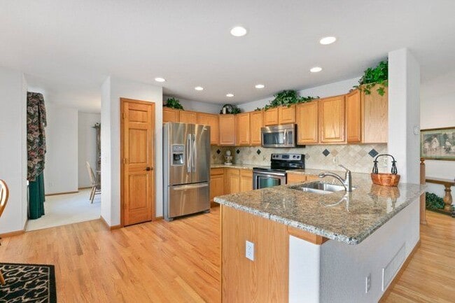 Building Photo - 829 W Sparrow Hawk Dr