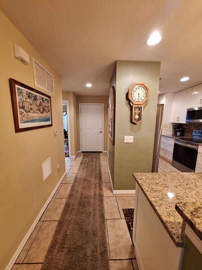 Foto del edificio - Beautifully upgraded Ground Floor condo with lake view