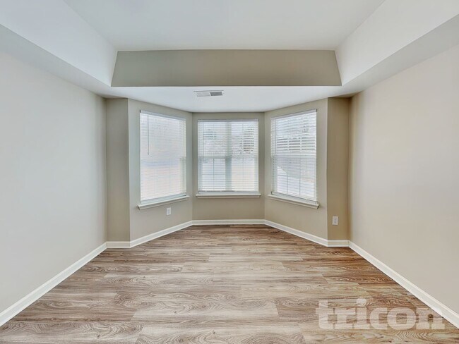 Foto del edificio - 5819 Twin Brook Dr