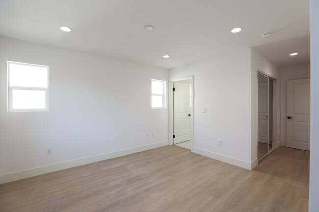 Foto del edificio - 1418 N Kingsley Dr