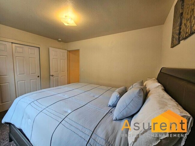 Foto del edificio - Charming Fully Furnished Home located in the vibrant city of Medford! MOVE-IN SPECIAL: $500 Off F...