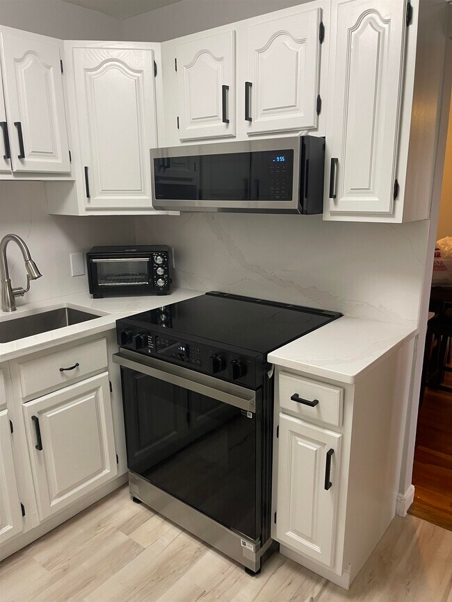 Building Photo - 4 Brook Rd