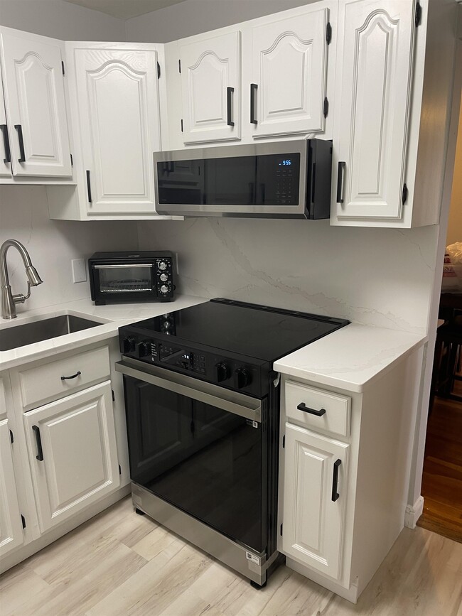 Building Photo - 4 Brook Rd