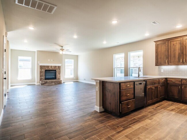 Foto del edificio - 2101 Wildflower Dr