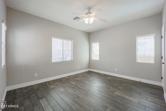 Foto del edificio - 22076 N 103rd Ln