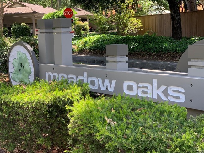 Building Photo - 16 Tudor Ct