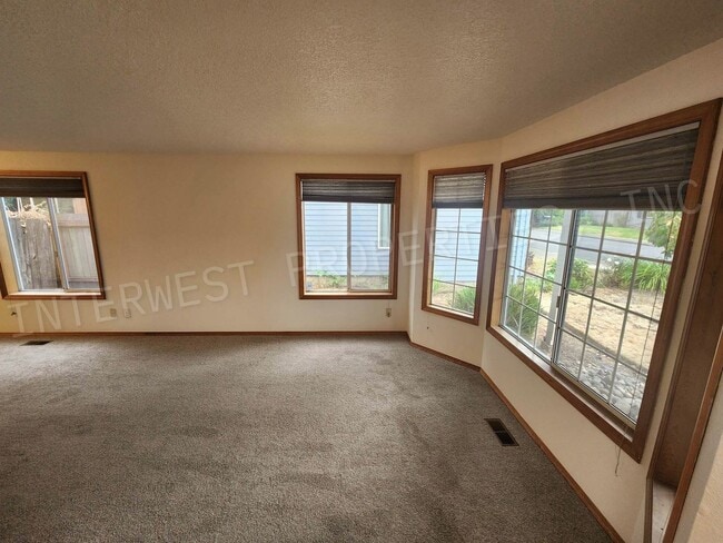 Building Photo - Spacious 4bd 2.5ba Rock Creek Home With 2 ...
