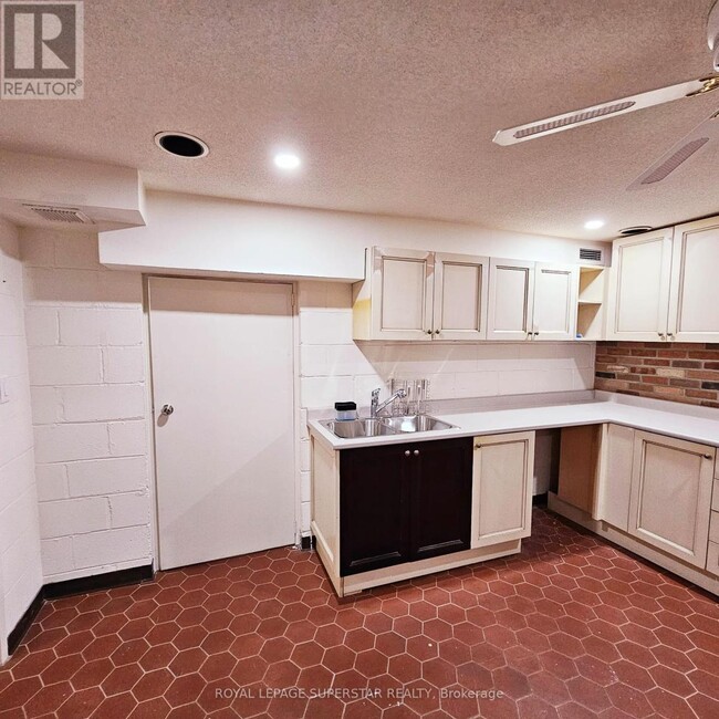 Building Photo - 15 Quinby Ct