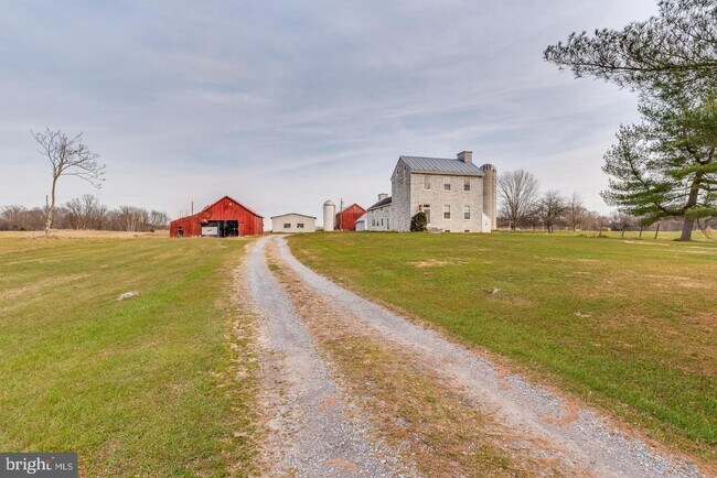 Building Photo - 360 Foreman Rd W