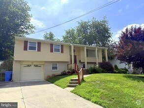 Building Photo - 11 Knollwood Dr