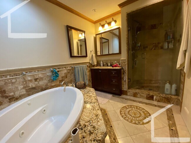 Foto del edificio - Spacious 4-bed, 2-bath in Allston - Laundry in Unit!