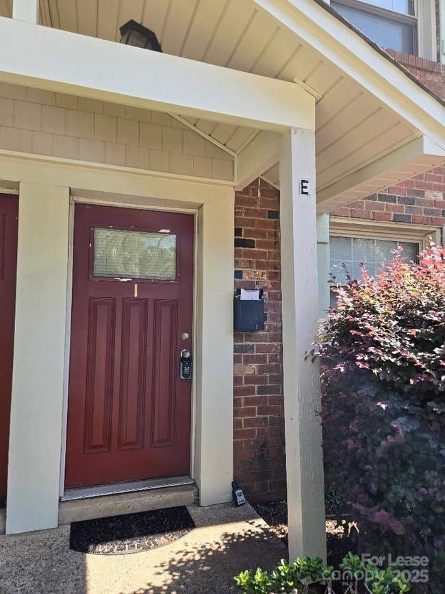 Building Photo - 1207 Green Oaks Ln