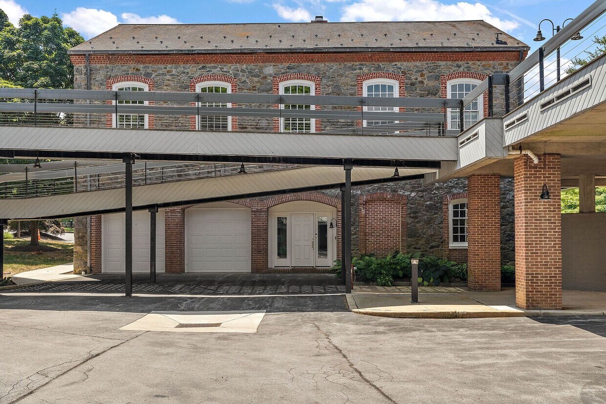 Primary Photo - Magnificent Condo In Rockland Mills