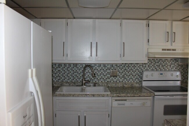 Building Photo - 2800 Tennis Club Dr