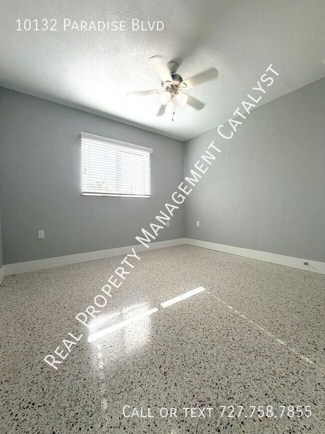 Building Photo - 10132 Paradise Blvd