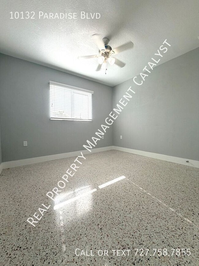 Foto del edificio - 10132 Paradise Blvd