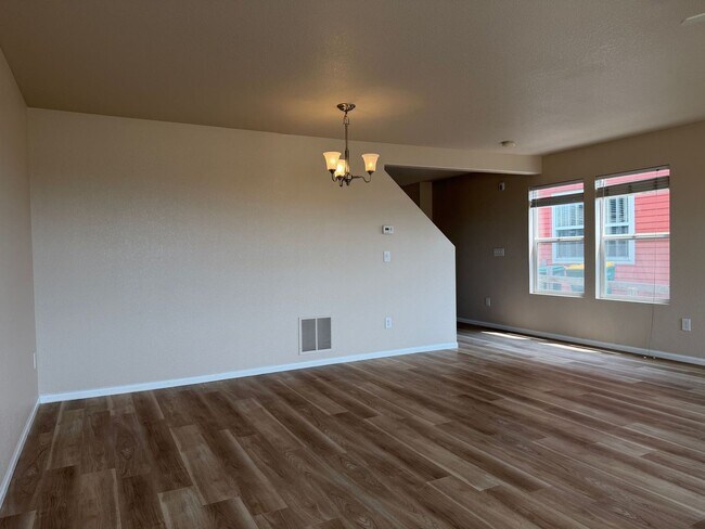 Foto del edificio - Delightful 3BD/2BA Townhome in Erie with Fresh Paint and New Flooring