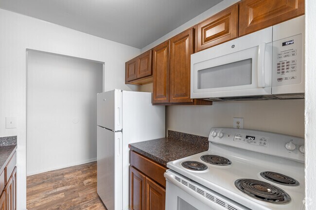 2 BR, 1,5 BA - 900SF - Cocina - Towne Point Apartments