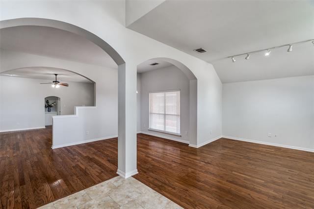 Foto del edificio - 5113 Forest Lawn Dr
