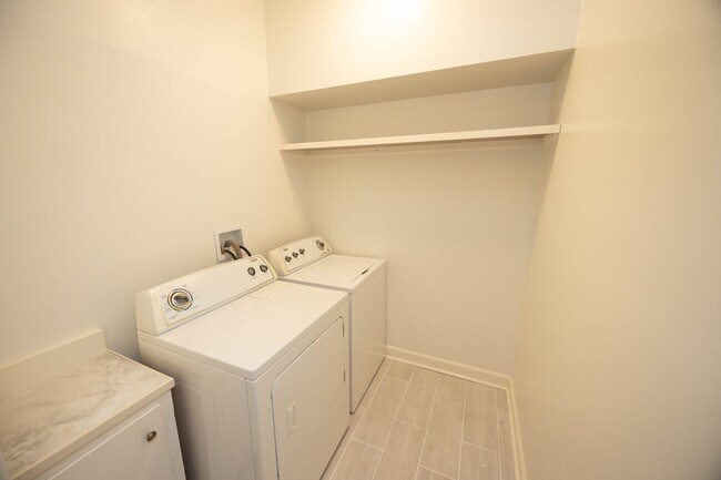 Building Photo - 2043 Hazel Hedge Ln