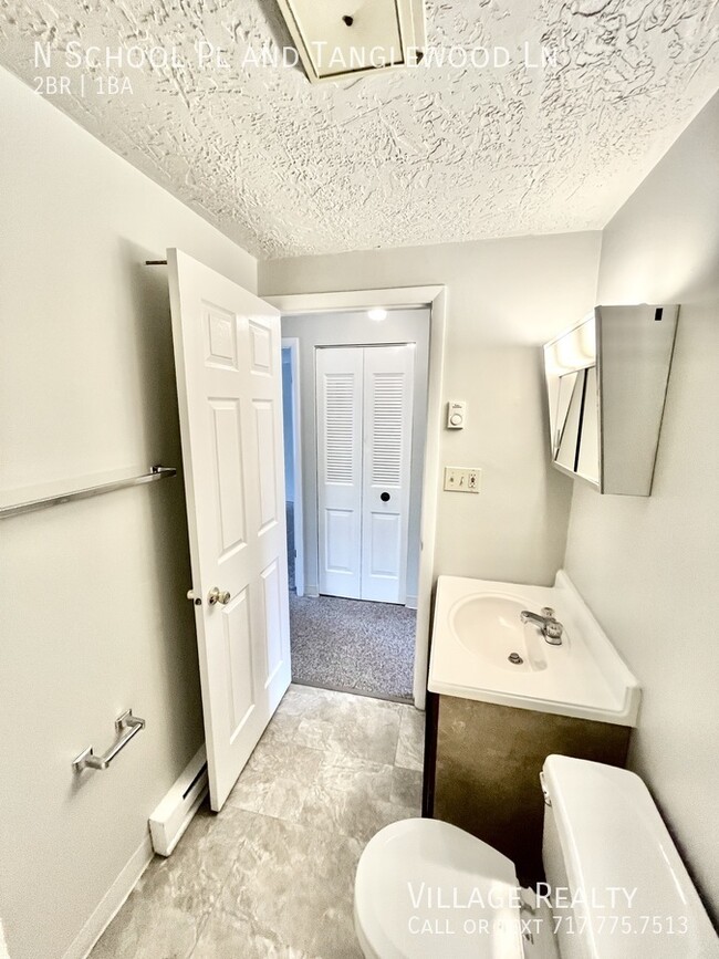 Building Photo - Top Floor! Roomy 2-Bed with A/C & Off-Stre...