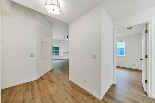 Foto del edificio - 1707 Primrose Ln