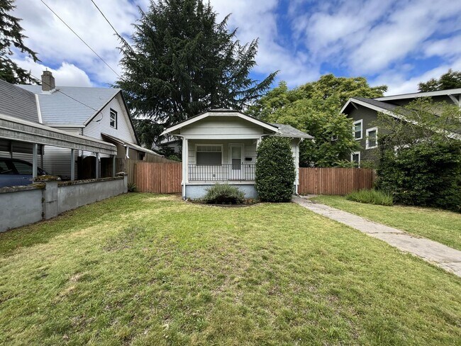 Foto del edificio - Bright and Open Home with Flexible Living Spaces and an Expansive Backyard
